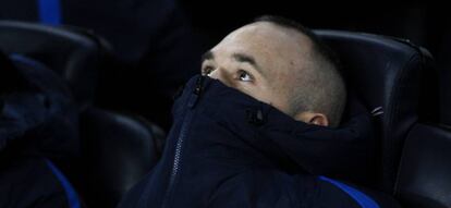 Iniesta, en el banquillo frente al Sporting.