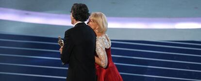 La actriz Helen Mirren, junto al galardonado Daniel Day-Lewis.