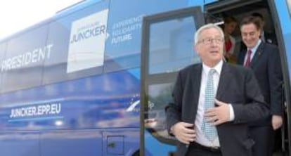El candidato del Partido Popular Europeo conservador para el cargo de Presidente de la Comisión Europea, el luxemburgués Jean-Claude Juncker, acompañado por el candidato de la Unión Democrática Alemana cristiana para el Parlamento Europeo David McAlister (d) en el inicio de la campaña electoral europea en Braunschweig, Alemania.