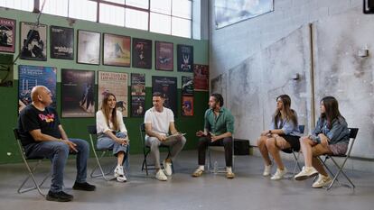 Paco León con Joaquín y su familia en El novato, emitido en Antena 3