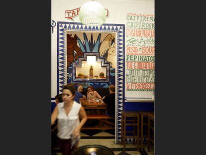 Todo empezó con tres mesas, una barra y varias máscaras de luchadores mexicanos. Fernando Escalante alquiló un pequeño local en la calle de San Hermenegildo para servir tragos y algunos tacos: una propuesta sin pretensiones, pero de calidad. Su fama fue creciendo al tiempo que el bar se les iba quedando pequeño. Así que se mudaron, pero a la otra punta del barrio. Si había que buscar una nueva sede esta no podía estar lejos de sus viejos (y fieles) clientes. Frente al palacio de Liria, han reforzado su servicio de coctelería con margaritas de mezcal, pulque (derivado del agabe) y sin olvidar las clásicas micheladas. En septiembre abren sucursal en la calle de Velázquez.<p>www.mariabonitatacobar.es