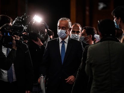 Marcelo de Sousa (en el centro), candidato a la reelección, antes de la rueda de prensa, el domingo en Lisboa.