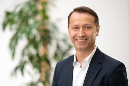 Lucian Radulescu es el nuevo director general de Sony Iberia, en sustitución de Andreu Casasnovas, que asume la dirección del mercado de Benelux. Cuenta con más de 20 años de experiencia en la compañía, donde ha desempeñado diversos roles de liderazgo en ventas, marketing y gestión regional. Desde 2020 hasta 2025, fue director general para Sony Central & South East Europe, gestionando el negocio de consumo en 20 países desde Budapest.