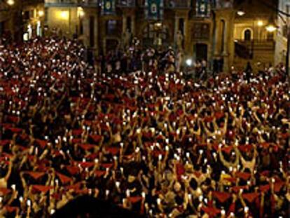 Miles de pamploneses despiden las fiestas en la plaza del Ayuntamiento.