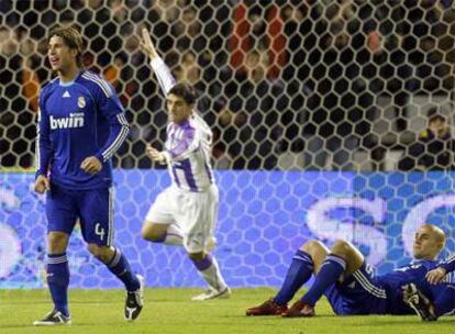 Sergio Ramos y Cannavaro se lamentan mientras Víctor, al fondo, celebra el gol de Canobbio para el Valladolid.