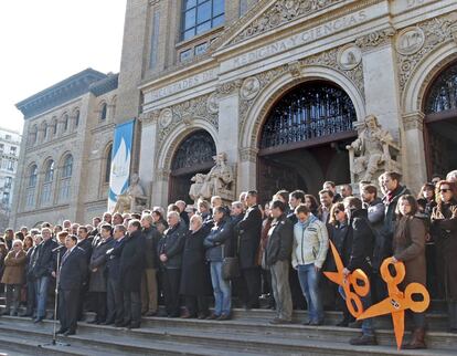 El rector de la Universidad de Zaragoza, Manuel López, leyó el comunicado en las escaleras del Paraninfo.