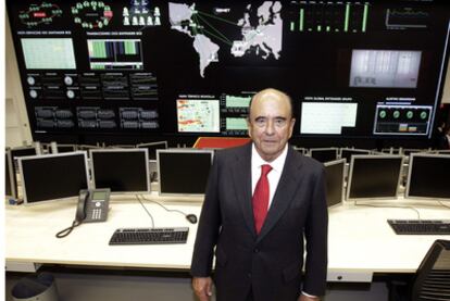 Botín, en la nueva sala de control de proceso de datos del Santander, ayer en Solares (Cantabria).