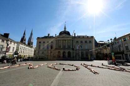 Protesta de &#039;intermitentes&#039; del espect&aacute;culo, ayer ante el Ayuntamiento de Chalons-en-Champagne, al este de Francia.