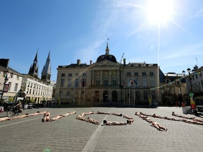 Protesta de &#039;intermitentes&#039; del espect&aacute;culo, ayer ante el Ayuntamiento de Chalons-en-Champagne, al este de Francia.