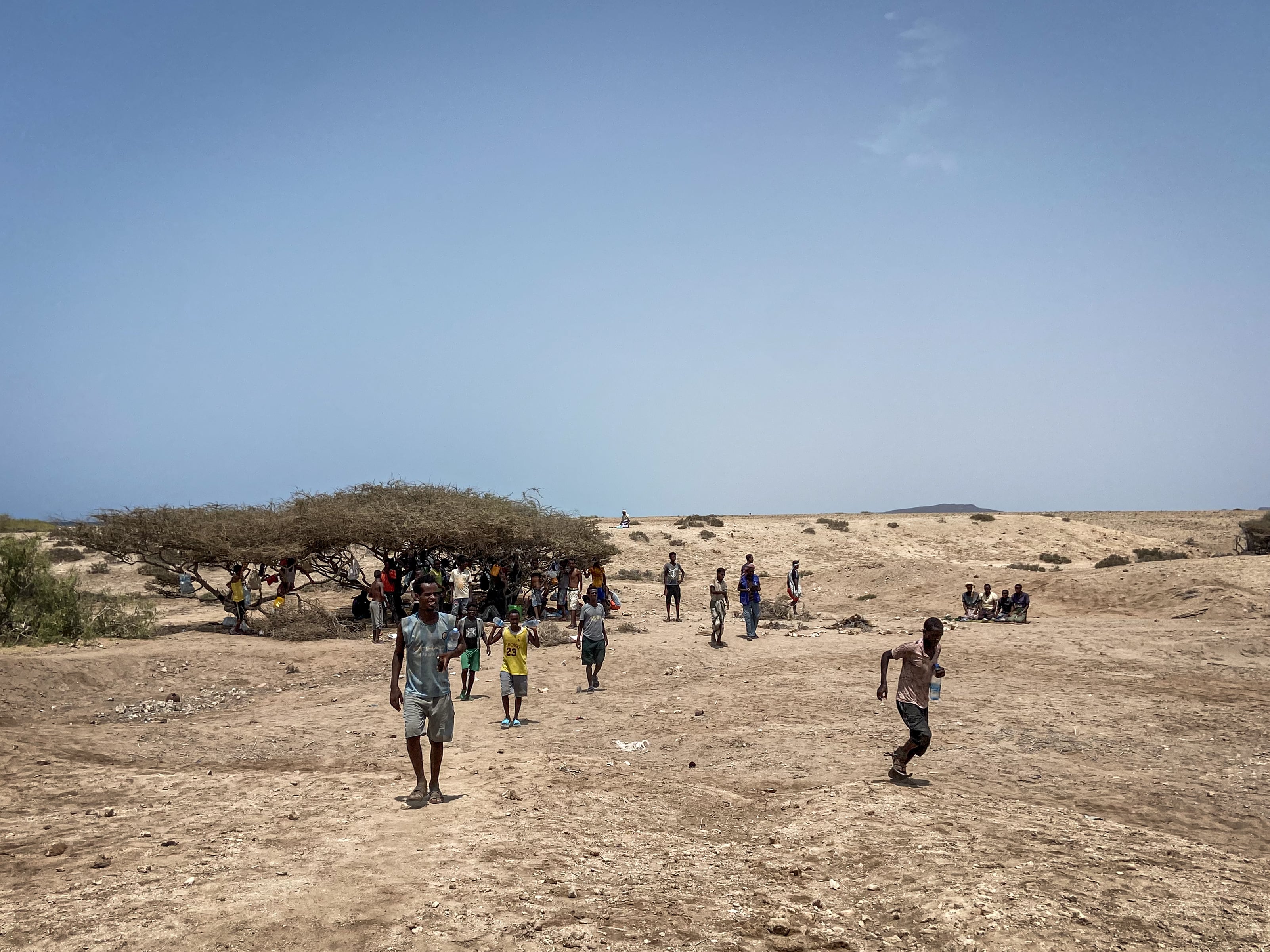 Personas migrantes, en su mayoría etíopes, cruzan por el extremo nororiental de Yibuti el 20 de junio.