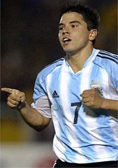 Saviola celebra su tercer gol ante Ecuador.