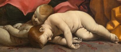 Dos bebés yacen muertos en el suelo. La crudeza está en las posturas, los regueros de sangre y el color de sus pieles.