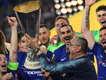 Maurizio Sarri, con la copa de la Europa League conquistada por el Chelsea el pasado 29 de mayo.