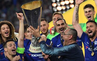 Maurizio Sarri, con la copa de la Europa League conquistada por el Chelsea el pasado 29 de mayo.