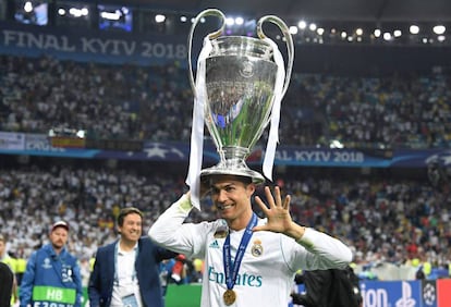 Cristiano Ronaldo celebra sus cinco Champions tras vencer al Liverpool en Kiev (Ucrania), el 26 de mayo de 2018.