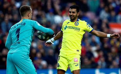 Ángel enfrentado a Ter Stegen en el Camp Nou.