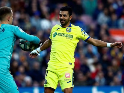 Ángel enfrentado a Ter Stegen en el Camp Nou.