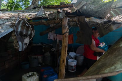 El techo de la vivienda de  Araceli Santana fue afectada por artefactos caseros lanzados desde drones a la comunidad Nuevo Caracol.