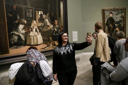 A lo largo de estos dos siglos, el número de visitantes ha ido creciendo exponencialmente, hasta alcanzar los 2.892.937 en 2018. En la imagen, una visitante se hace una foto con la obra 'Las meninas', de Velázquez.