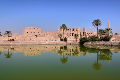 Reflejo en el lago junto al templo de Karnak.