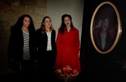 Cecilia Segura, Marta Pina y Inés Parcero, con la obra de ésta 'Mordiendo una manzana'.