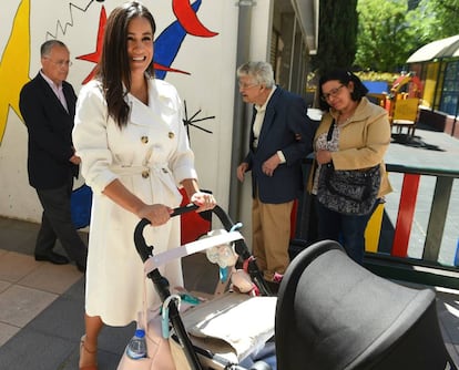 La candidata de Ciudadanos a la Alcaldía de Madrid, Begoña Villacís, ejerce su derecho a voto este domingo en el Colegio Asunción Rincón de Madrid.