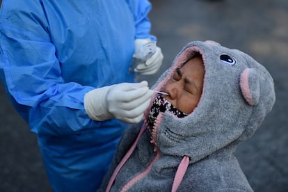 Covid en México: Una mujer se realiza una prueba de coronavirus en Iztapalapa