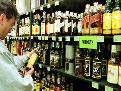 Bebidas alcoh&oacute;licas en un supermercado. 