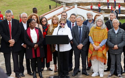 La ministra colombiana de Trabajo, Gloria Inés Ramírez, acompañada de sus compañeros de gabinete, lee un comunicado de apoyo al presidente Petro hoy, en Puente de Boyacá (Colombia). 