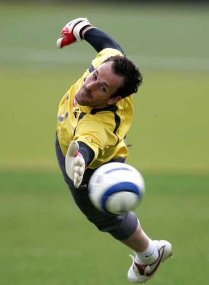 Almunia desvia la trayectoria del balón durante un entrenamiento.