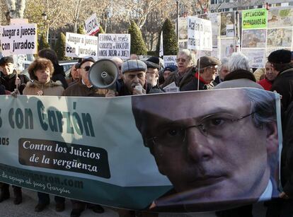 Simpatizantes de Baltasar Garzón esperan su llegada al llegada al Tribunal Supremo.