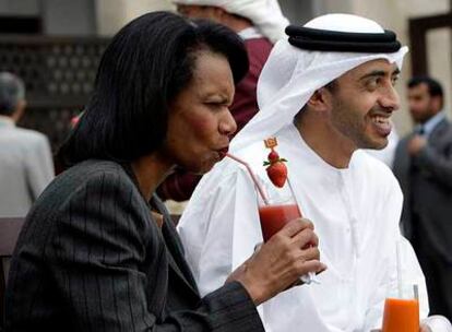 La secretaria de Estado de EE UU, Condoleezza Rice, bebe zumo de fresa en su visita ayer a Dubai.
