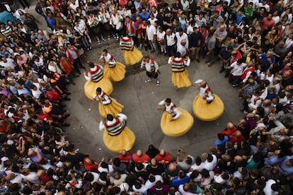 La multitud rodea a los danzadores durante su actuación en Anguiano, La Rioja.