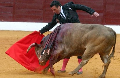 José Ortega Cano da un pase con la muleta a uno de sus toros.