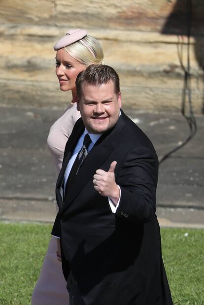 James Corden y Julia Carey saludan a la llegada de la capilla.