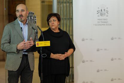 Fernando Luján (UGT) y Mari Cruz Vicente(CC OO), este lunes tras la reunión del SMI.