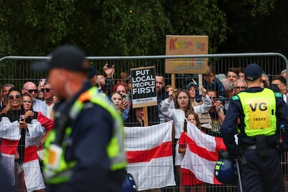 Manifestantes contra el alojo de inmigrantes en Epping, el 27 de julio.
