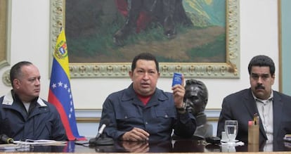 Diosdado Cabello (izquierda) y Nicol&aacute;s Maduro, con Ch&aacute;vez en diciembre.