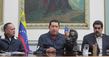 Diosdado Cabello (izquierda) y Nicolás Maduro, con Chávez en diciembre.
