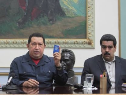 Diosdado Cabello (izquierda) y Nicol&aacute;s Maduro, con Ch&aacute;vez en diciembre.