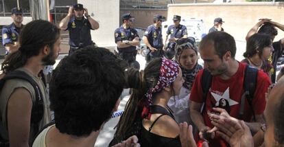 Miembros del 15-M en la entrada de los juzgados de Granada.