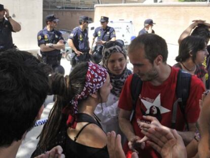 Miembros del 15-M en la entrada de los juzgados de Granada.