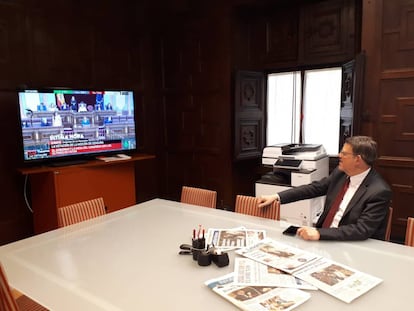 El presidente de la Generalitat, Ximo Puig, siguiendo las votaciones en su despacho, en el Palau.