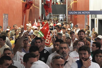 Trabajadores de astilleros, Flex y prejubilados, en el edificio Torretriana de la Junta.