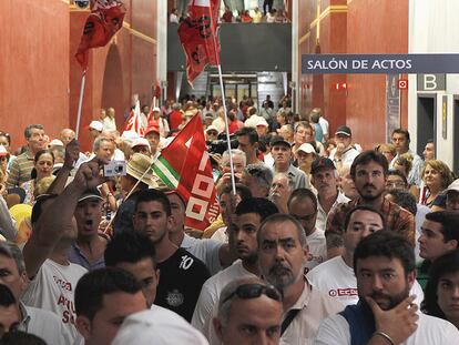 Trabajadores de astilleros, Flex y prejubilados, en el edificio Torretriana de la Junta.