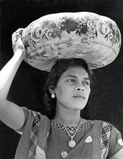 'Mujer con jícara en la cabeza, 1929, Juchitán, Oaxaca, México'.