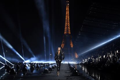 Naomi Campbell desfilando el pasado mes de febrero en París para Saint Laurent.