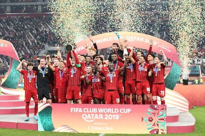 Henderson ergue a taça de campeão do Mundo para o Liverpool.