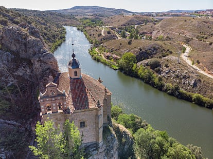 Vista aérea del río Duero a su paso por Soria y de la ermita de San Saturio.