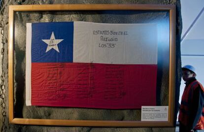 Una bandera de Chile con las firmas de los 33 mineros de Mina San José, en la exposición conmemorativa en Rancagua.